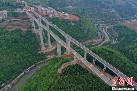 贵州赫六高速公路建成通车