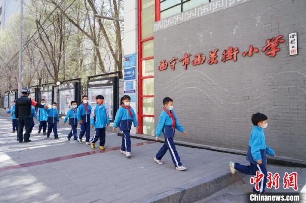 资料图为西宁市西关街小学学生有序上学.马铭言 摄