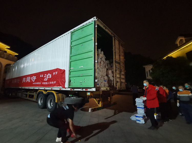 ▲4月22日深夜，来自丰都县的抗疫物资抵达上海。 记者 彭瑜 摄