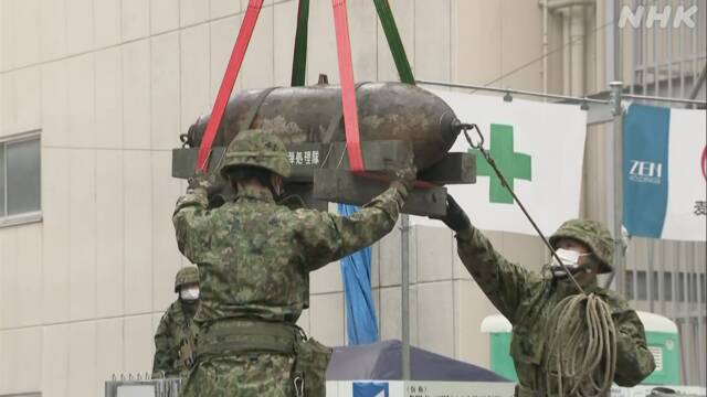 日本自卫队对哑弹进行拆除作业。