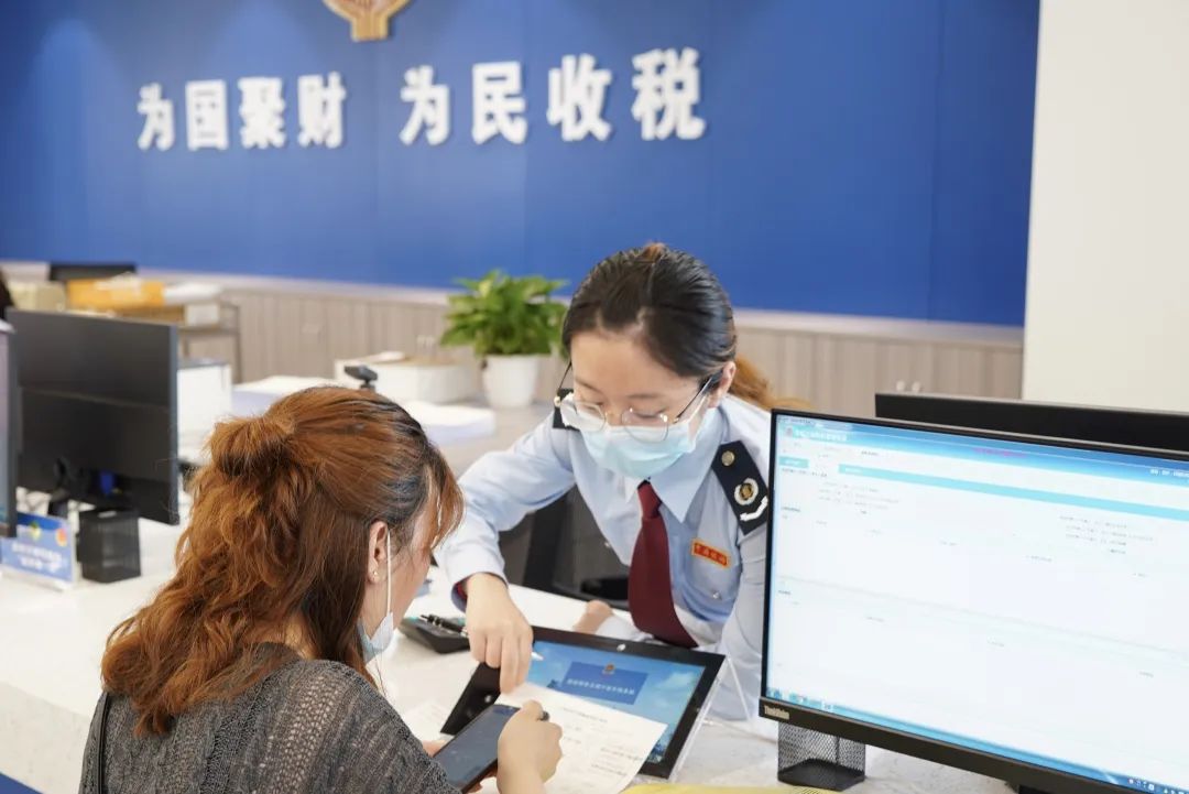 图为宁波市鄞州区税务干部引导小微企业财务人员办理涉税事项。