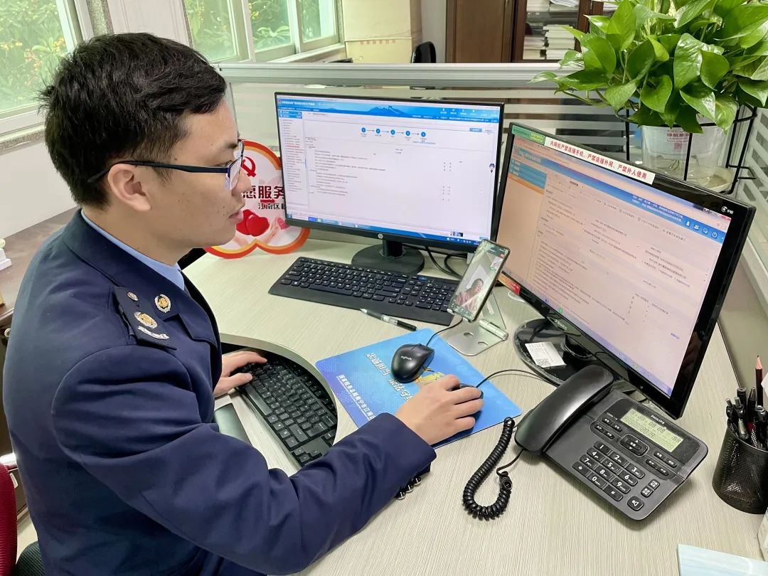 图为南宁市税务干部与小微企业财务人员视频连线讲解留抵退税政策。