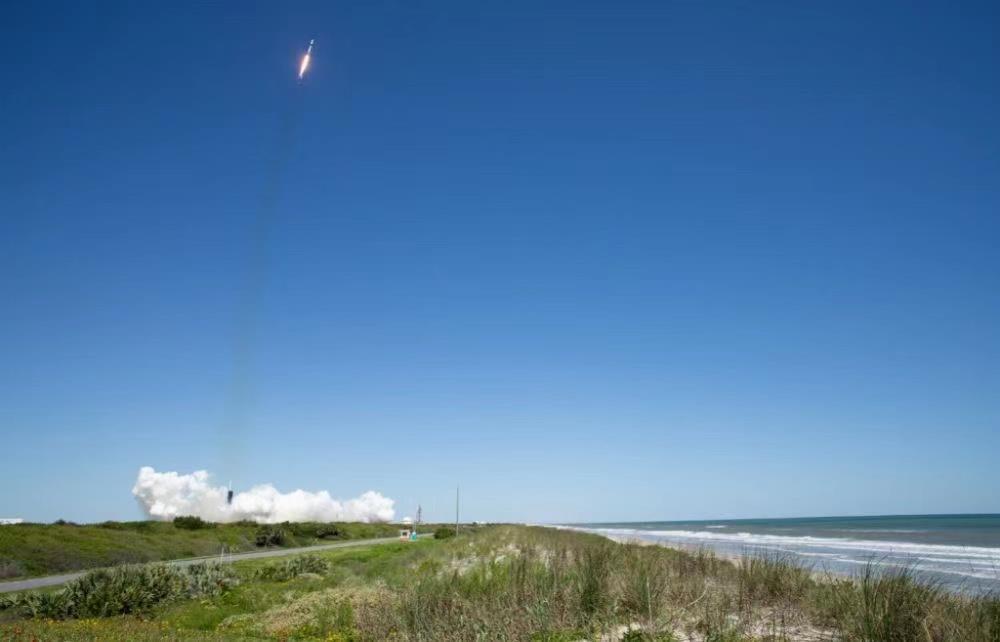 △4月8日，“龙”飞船搭乘“猎鹰9”号火箭从美国佛罗里达州肯尼迪航天中心发射升空。