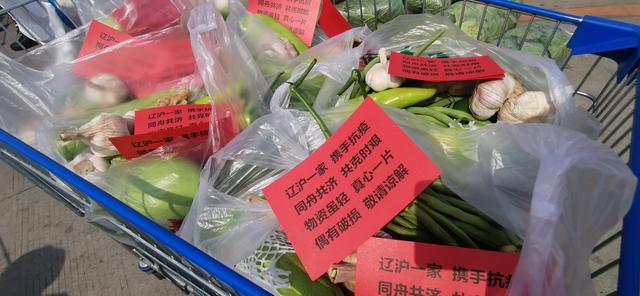 ▲4月11日，辽宁省支援上海的蔬菜正在等待打包，每一包里面都将装上一张红色的爱心卡片。 受访者供图