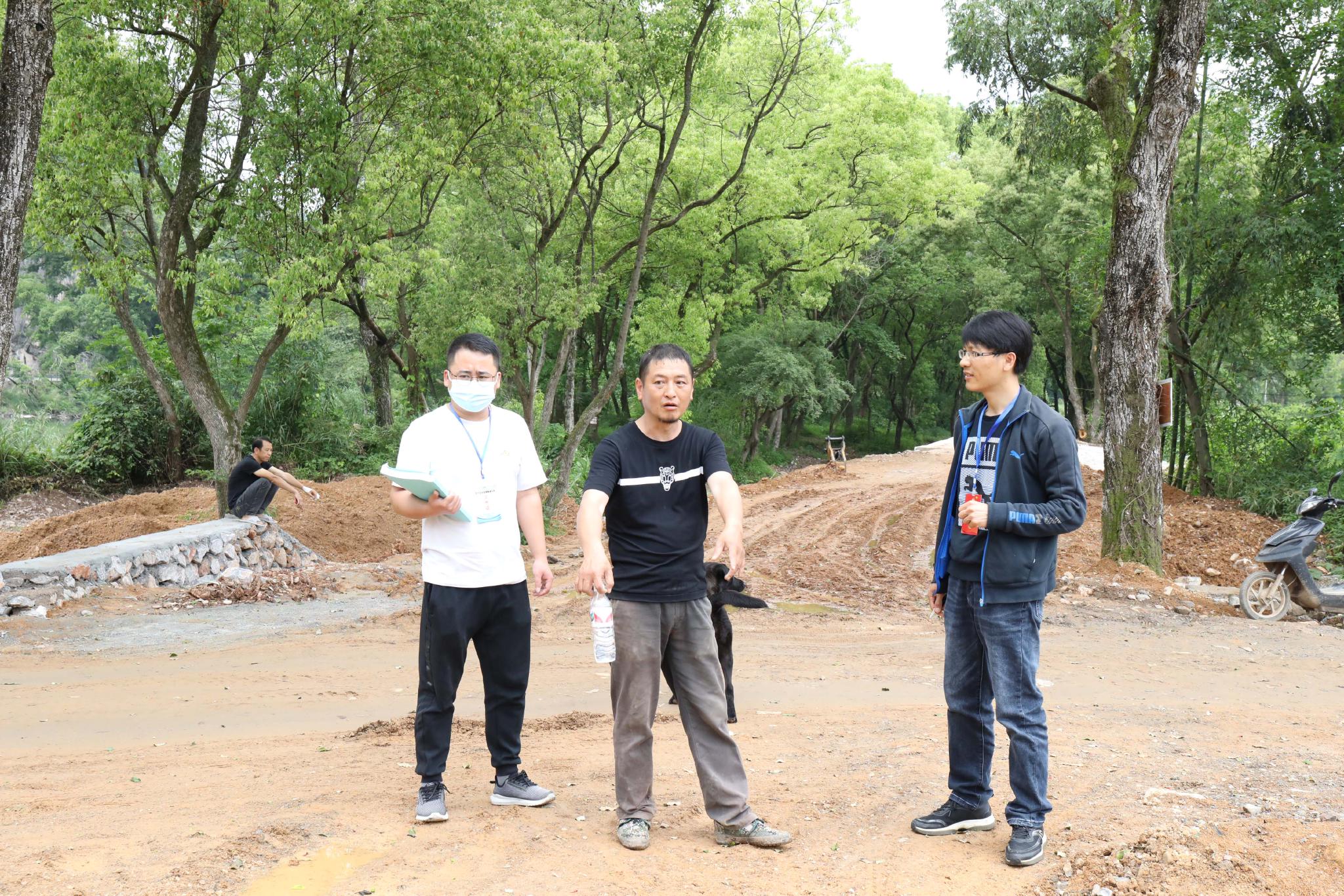 图为灵川县纪检监察组向施工方负责人了解项目整改情况