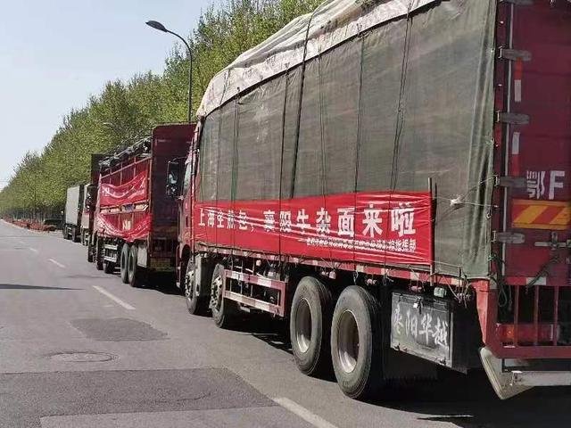▲在路边简单休整的运输车队。 受访者供图