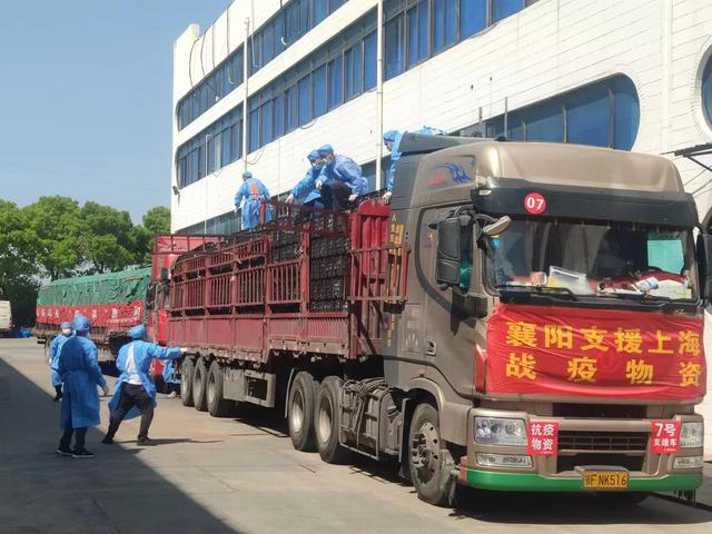 ▲襄阳援助上海物资车队顺利抵达目的地，正在进行“零接触”卸货。 受访者供图