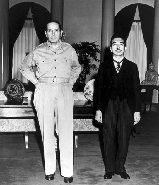 日本战败后，昭和天皇和麦克阿瑟合影