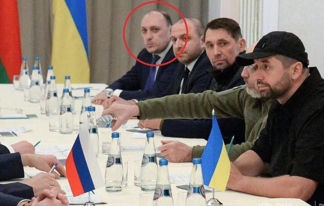 ↑乌克兰谈判团成员丹尼斯·基里耶夫（红圈）