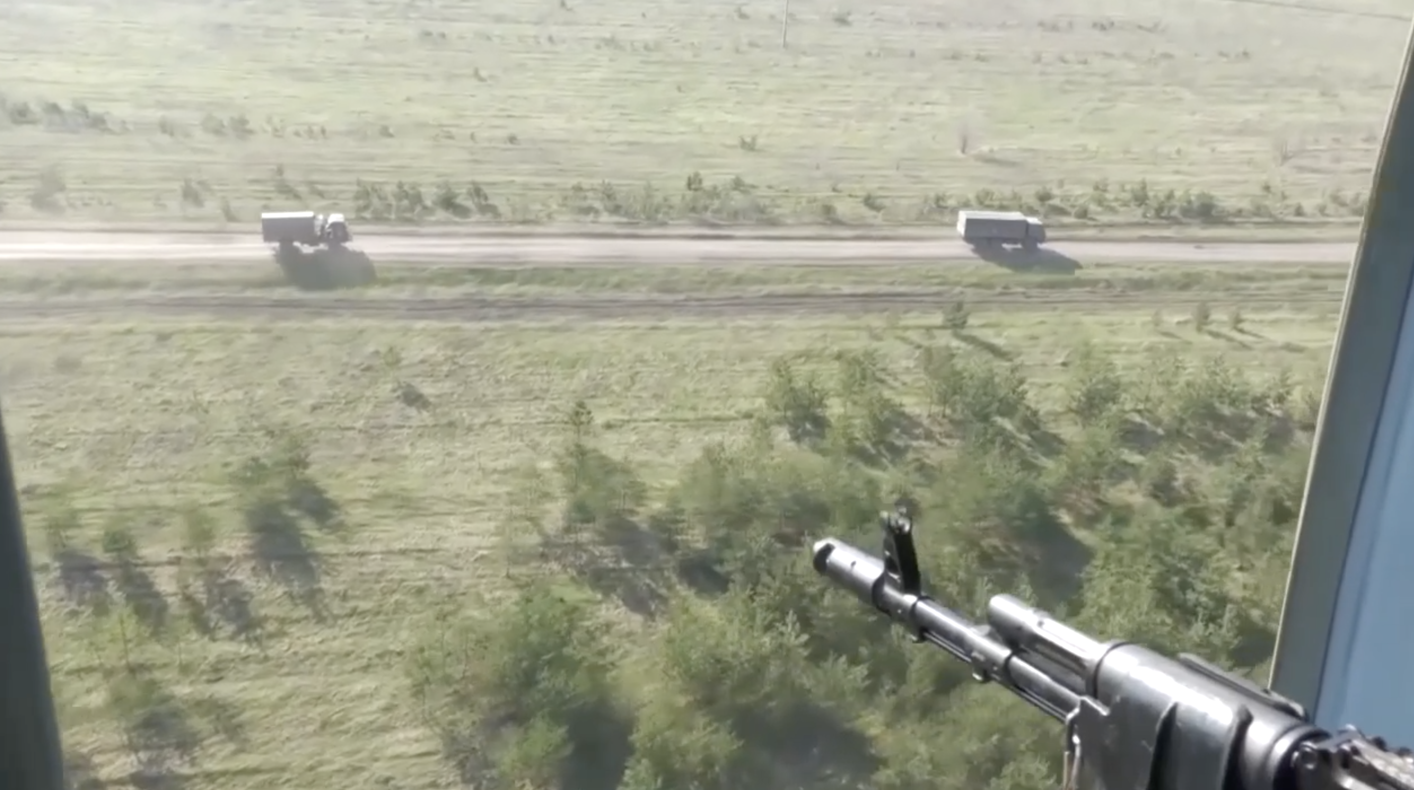 俄国防部25日公布的俄军陆军航空兵掩护车队视频截图，视频中对油罐车、侦察车等车队实施掩护的直升机为米-8系列运输直升机，多架该系列直升机编队掩护地面俄军车队行进