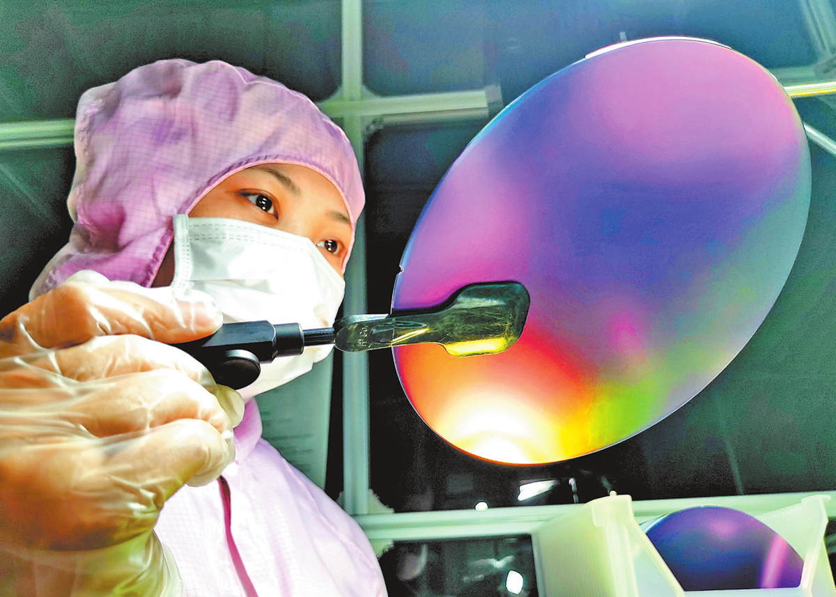 洛阳单晶硅公司研制出具备自主知识产权的8英寸硅抛光片，为“中国芯”加速崛起贡献力量。本报资料图片 潘炳郁 摄