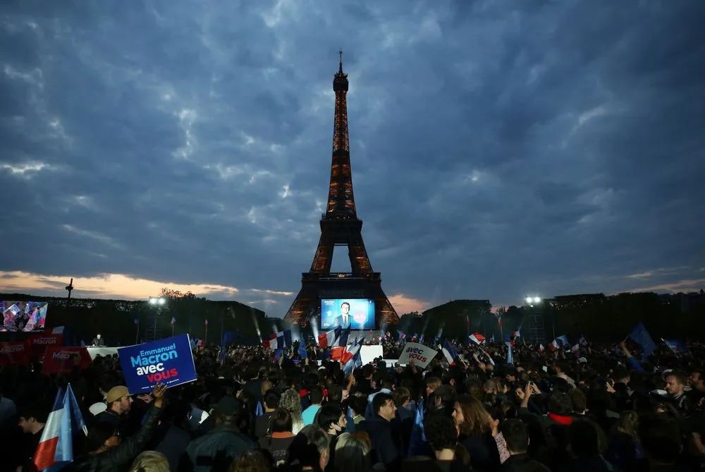 4月24日，在法国巴黎，人们参加法国现任总统马克龙的庆祝集会。新华社记者高静摄