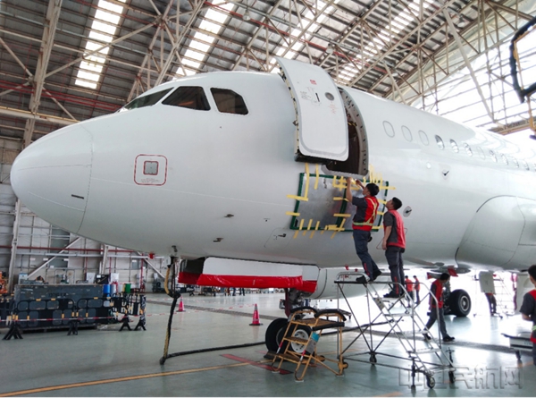 海南安捷機務人員進行公務機維修(本文圖片均由海航提供)