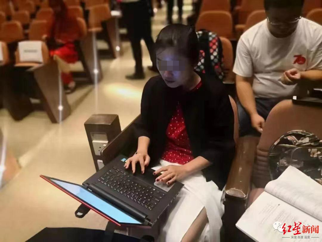 丁沐舫在备课 (来源丁沐舫个人公众号)