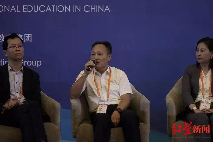 参加校方活动的黄桂平(中)