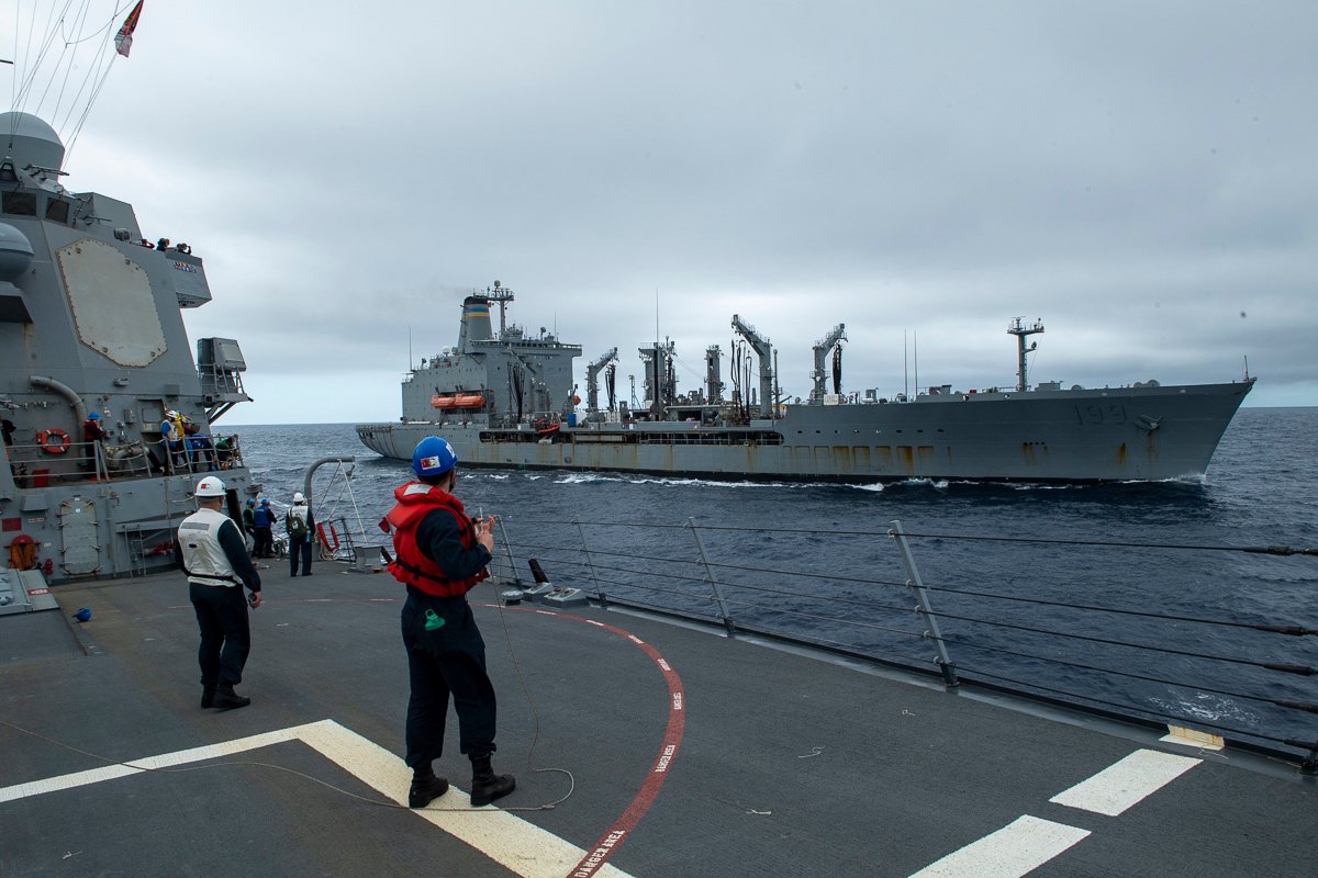 4月12日，“桑普森”号成员在东海进行海上补给作业。图片来源：美国海军