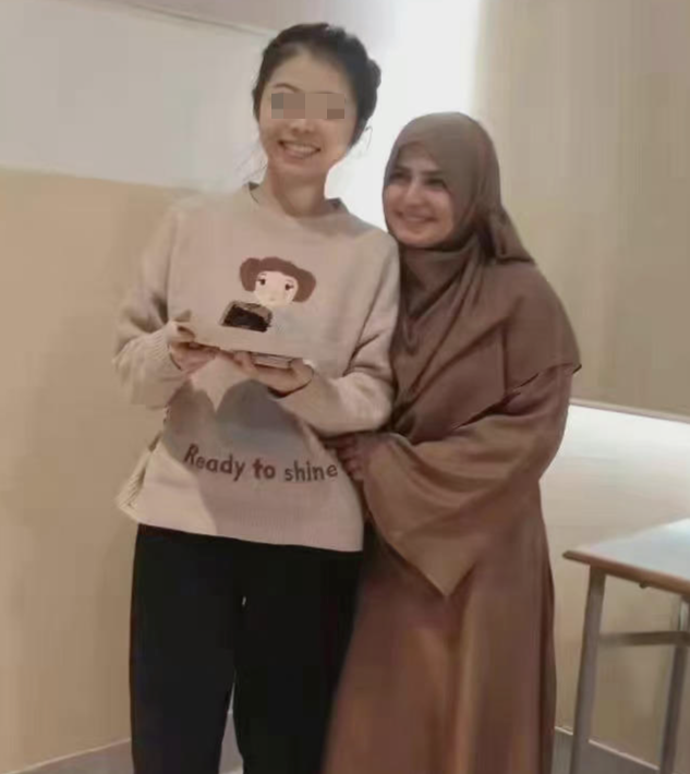 陈赛(左)是个爱笑的女孩