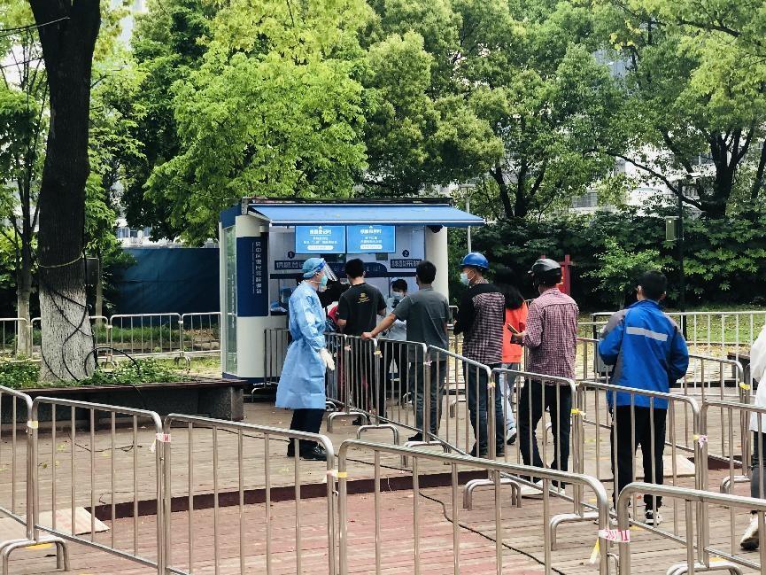 ▲图 居民正在吴中广场核酸采样工作站排队采样