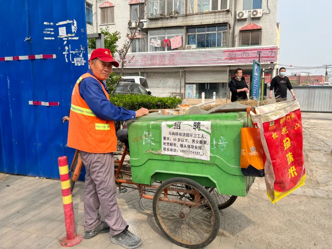 高建华与他的清洁车。 农民日报·中国农网记者 刘杰 摄