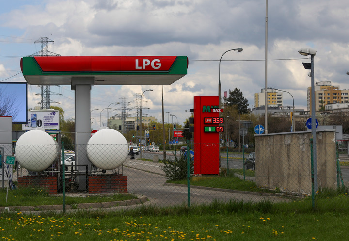 这是4月27日在波兰首都华沙拍摄的一个天然气站。新华社记者 周楠 摄