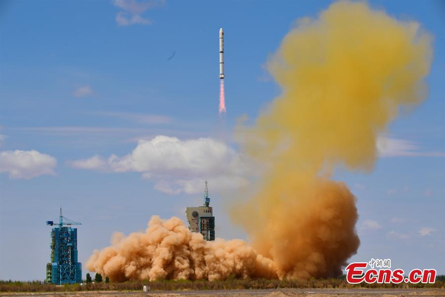 <p>A Long March-2C rocket carrying the Siwei 01 and 02 satellites blasts off from the Jiuquan Satellite Launch Center in northwest China, April 29, 2022. (Photo: China News Service/Wang Jiangbo)</p>