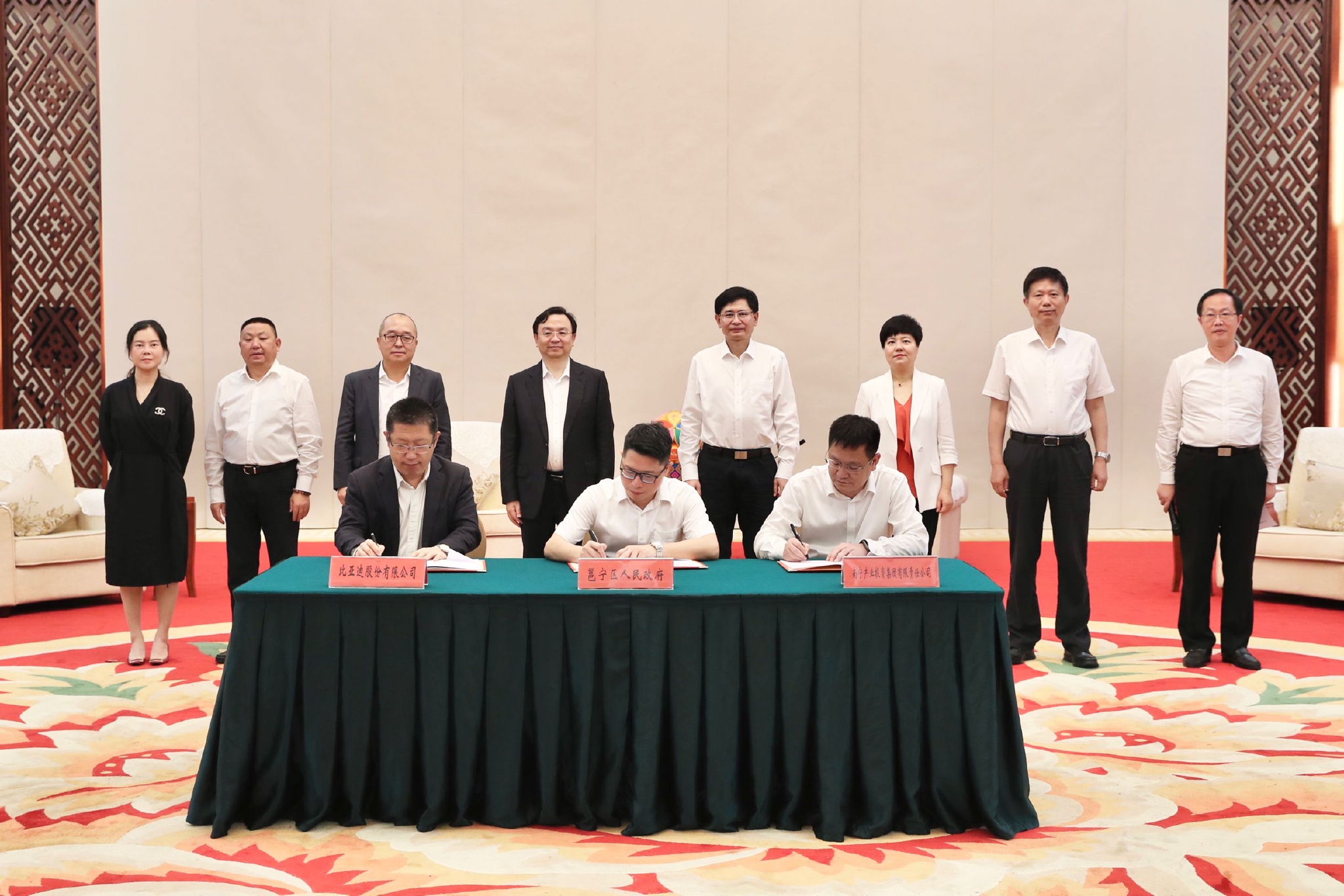 蓝天立见证南宁市邕宁区政府、南宁产业投资集团与比亚迪股份有限公司签署10GWh动力电池扩产项目协议。邓华 摄