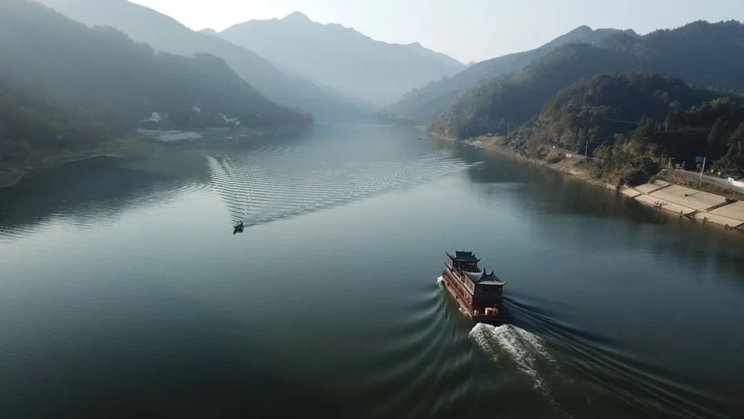 美丽的新安江山水画廊(2019年11月16日摄,无人机照片).