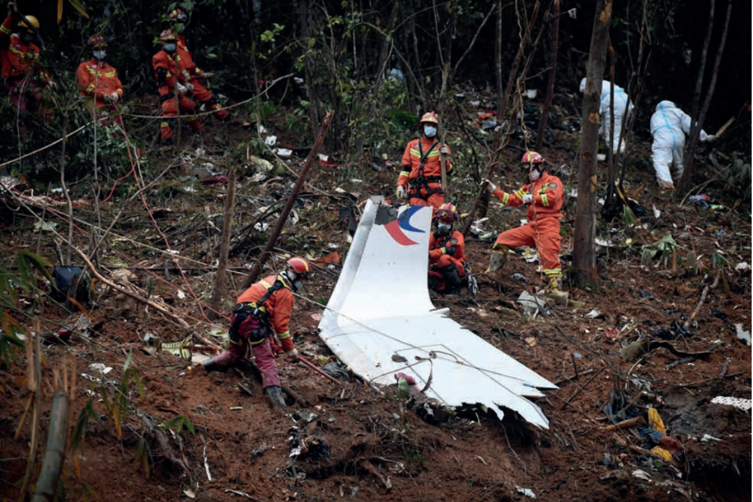 3月24日，搜救人员在位于广西梧州藤县的事故核心现场进行搜索。图/新华社