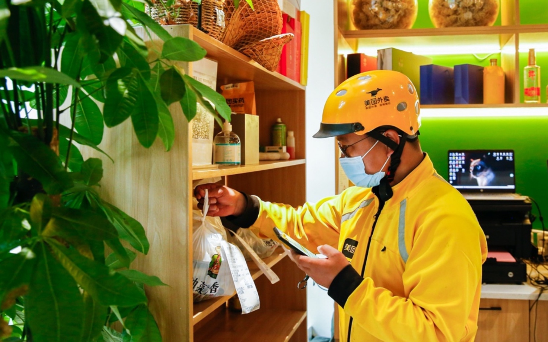 美團外賣小哥正在取餐。受訪者供圖