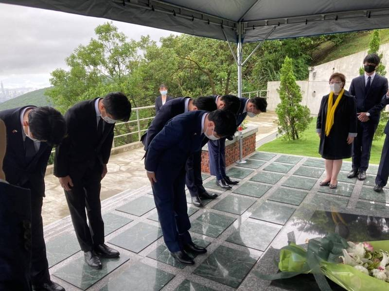 日本自民党青年局访问团4日上午前往台湾五指山悼念李登辉。图自台湾《自由时报》