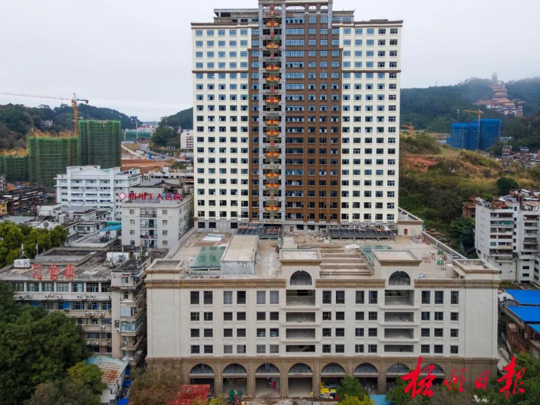2022年2月11日,梧州市工人医院门诊住院综合楼雏形初现.陈凡 摄
