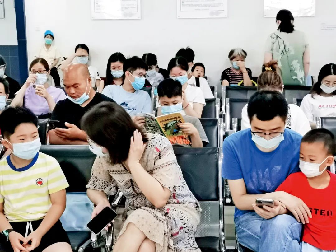 2021年7月21日，江苏苏州市华夏口腔医院里，不少家长带着孩子等待就诊。图/IC