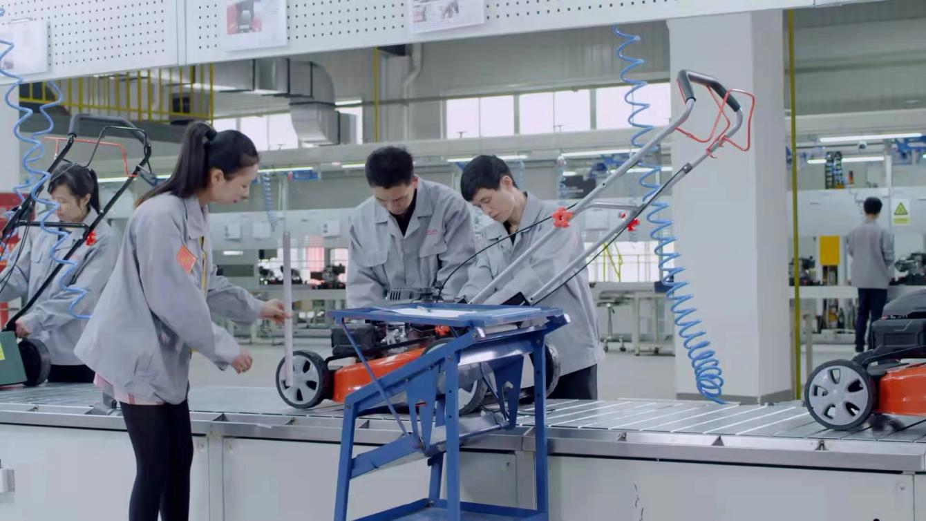 图为：企业“智能终端研究所”工作场景