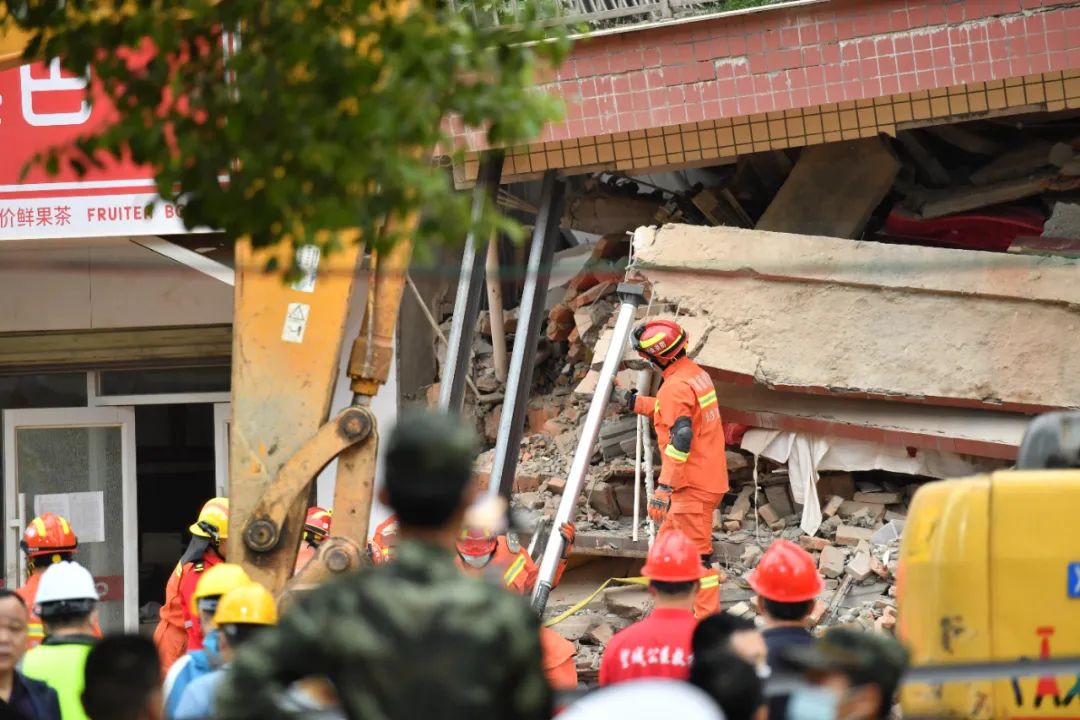 4月29日，救援人员在事故现场搭建钢筋支撑。图片来源：新华社记者 陈振海 摄