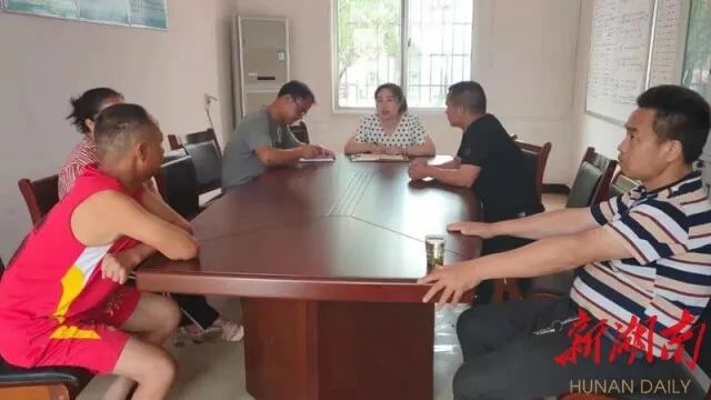 “和事佬”调解群众纠纷现场