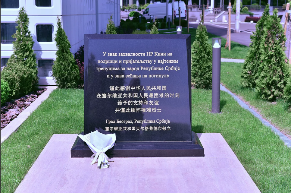 当年被炸的中国大使馆前，现在摆满了鲜花!屈辱永远忘不了
