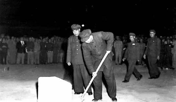 毛泽东为人民英雄纪念碑奠基