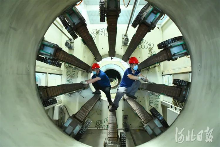 河北泉恩高科技管业有限公司技术工人检修牵引机设备。刘建斌摄