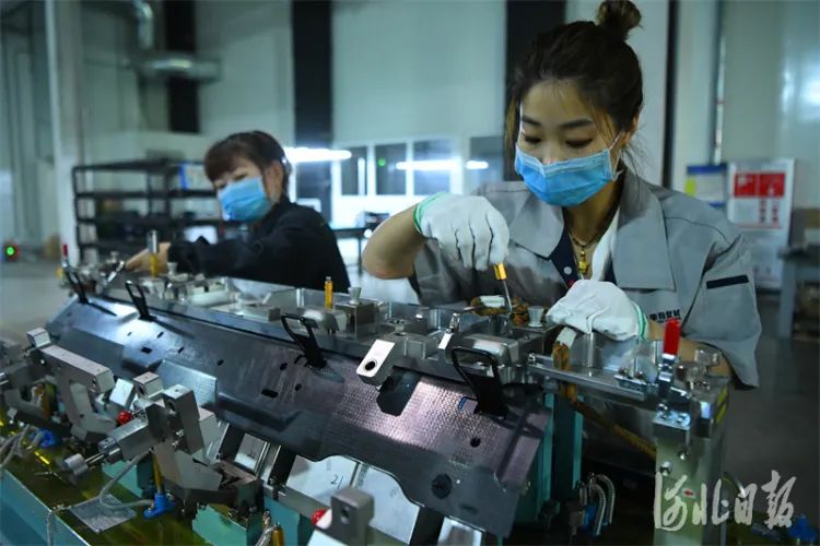 廊坊市飞泽复合材料科技有限公司质检人员正在对碳纤维成品进行检验。刘建斌摄