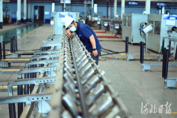 河北泉恩高科技管业有限公司技术工人检查出管质量。刘建斌摄