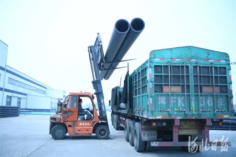 河北泉恩高科技管业有限公司工作正在装车给客户送货。刘建斌摄