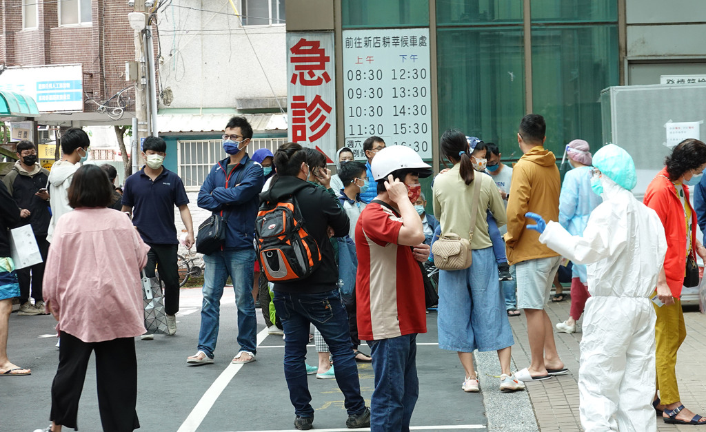 台湾地区民众在急诊大楼外等候（台媒资料图）
