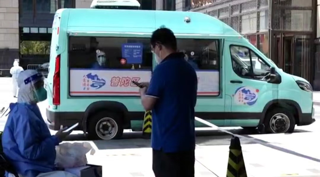 普陀区流动核酸采样车在环球港东广场为商户员工进行核酸采样