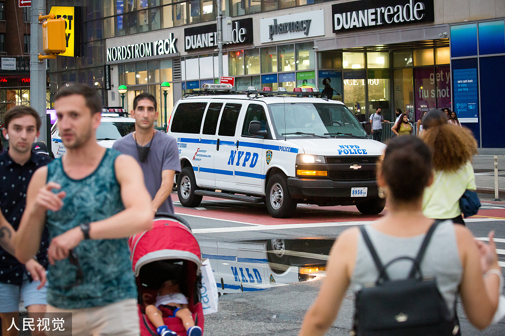 美国纽约，当地枪支暴力犯罪不断上升，警察在街头巡逻。（资料图）