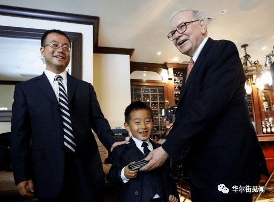 赵丹阳(左)曾以211万美元拍下巴菲特午餐