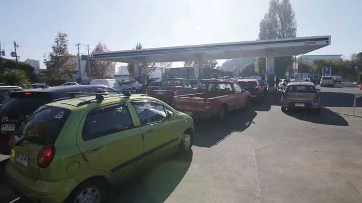 民众担心汽油短缺 智利南部加油站前大排长龙
