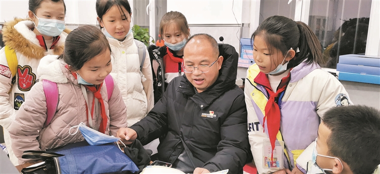 图援疆教师王涛(右二)和学生在一起(资料图片)。王涛 提供