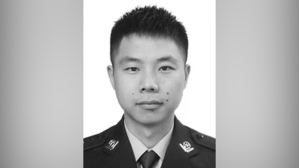  湖南高速交警徐斌处理事故时为救遇险当事人因公牺牲，年仅35岁。