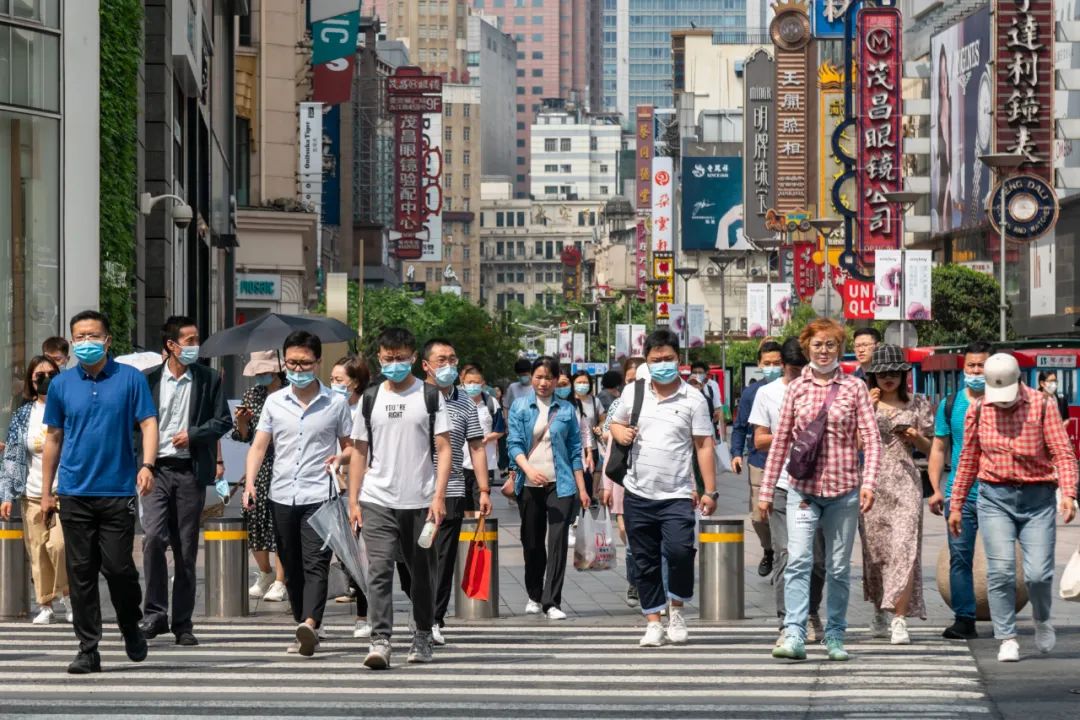 2021年5月11日，上海市南京路步行街上，游客与上班人群交织。中新社发  王冈 摄