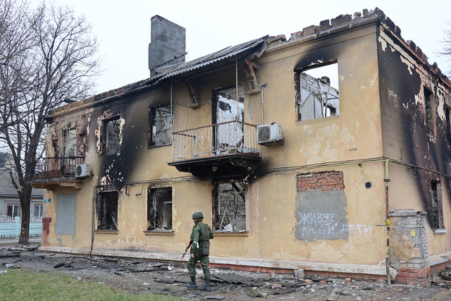 乌军火箭弹攻击顿涅茨克住宅受损2人受伤